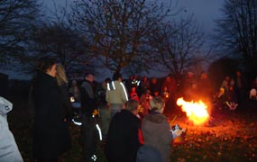 Treffen und Singen am Lagerfeuer